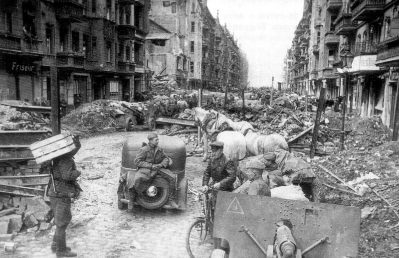 Красная Армия на улицах Берлина. Май 1945 г.