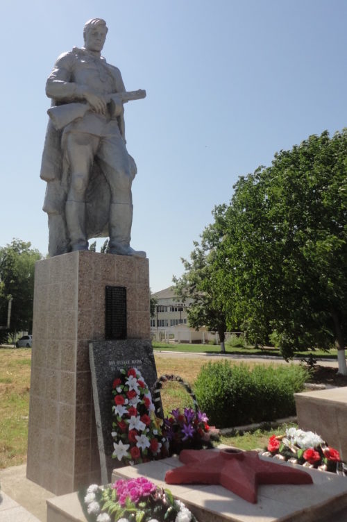 ст-ца. Чебургольская Красноармейского р-на. Памятник, установленный на братской могиле, в которой похоронено 240 советских воинов, погибших в годы войны.