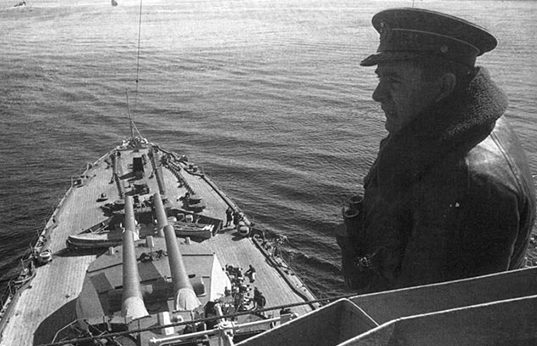 Адмирал Головко на корабле. 1944 г. 