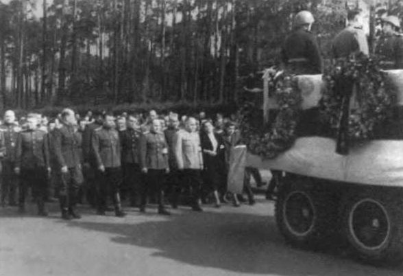 Маршал Г. К. Жуков и его соратники провожают в Москву гроб с останками Н. Э. Берзарина. Июнь 1945 г.