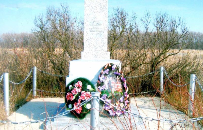 х. Казачий Крыловского р-на. Памятник, установленный на берегу р. Кавалерки в честь земляков, погибших в годы войны.