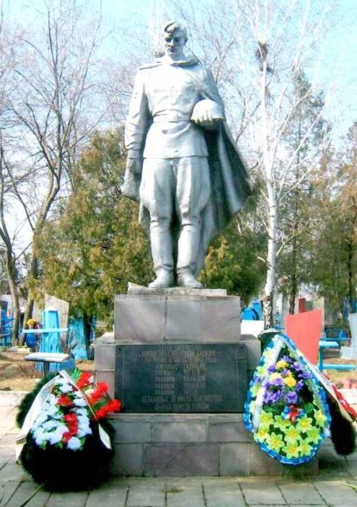 ст-ца. Крыловская. Памятник, установленный на братской могиле советских воинов.