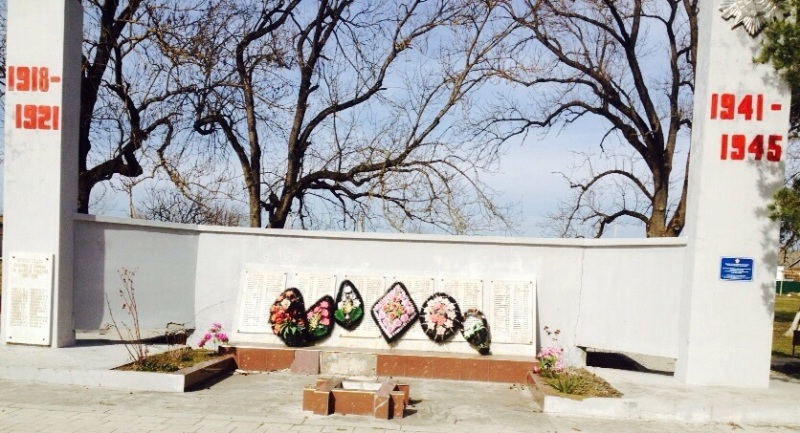 ст-ца Бакинская г. Горячий Ключ. Памятник по улице Ленина 60а, установленный на братской могиле советских воинов. 