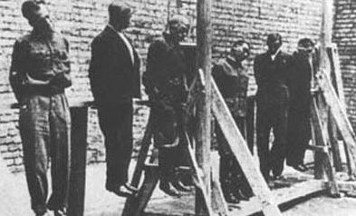 Генерал Власов со своим штабом. Двор Бутырской тюрьмы. Август 1946 г. 