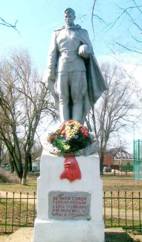 ст-ца. Крыловская. Памятник землякам, установленный на территории ПУ-18.