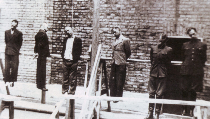 Генерал Власов со своим штабом. Двор Бутырской тюрьмы. Август 1946 г.