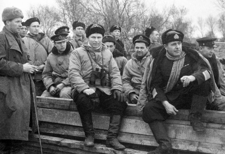 Адмирал Головко в освобожденной Печенге, генерал-майор Е.Т. Дубровцев, полковник В.В. Рассохин. Октябрь 1944 г. 
