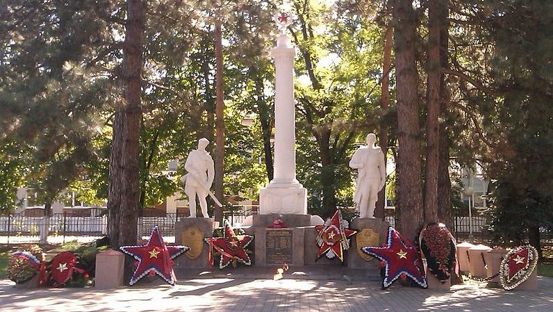  г. Горячий Ключ. Памятник по улице Ленина 33, установленный на братской могиле, в которой похоронено 18 воинов, погибших в годы войны. 