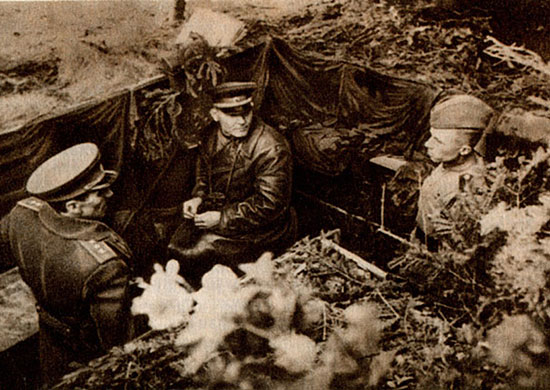 Маршал Советского Союза Конев и генерал-полковник Москаленко руководят боями на Карпатах. 1944 г.