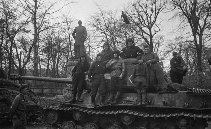 Красная Армия на улицах Берлина. Май 1945 г.