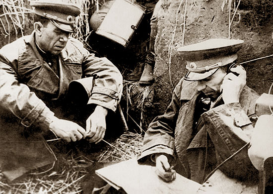Командующий 38-й армией К.С. Москаленко (слева) и член Военного совета армии А.А. Епишев у карты на командном пункте. 1944 г.