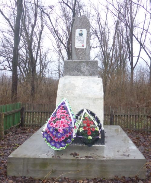 х. Лобова Балка, Крыловского р-на. Памятник по улице Первомайской 2, установленный на братской могиле, в которой похоронено 2 советских воинов.