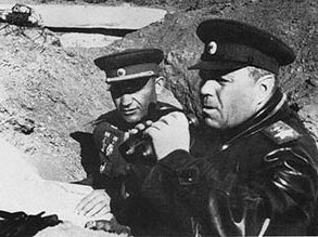 Маршал А. М. Василевский и командующий 51-й армией Я. Г. Крейзер наблюдают за ходом боя. 1943 г. 
