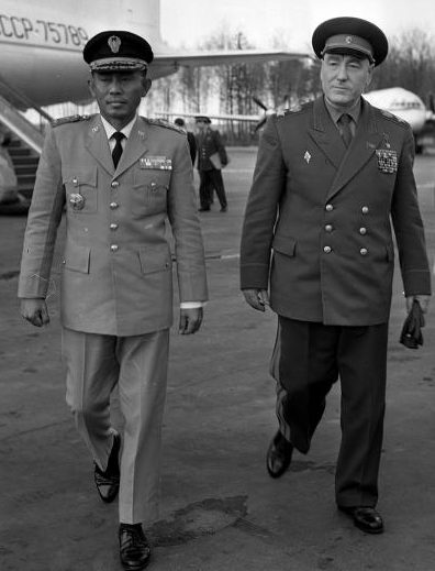 Начальник Генштаба ВС СССР Бирюзов и министр обороны Индонезии Ахмед Яни на Шереметьевском аэродроме. Москва, 29 апреля 1963 г. 