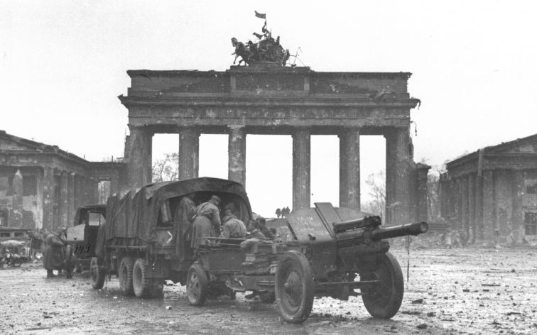 Советская артиллерия у Бранденбургских ворот. 1 мая 1945 г. 