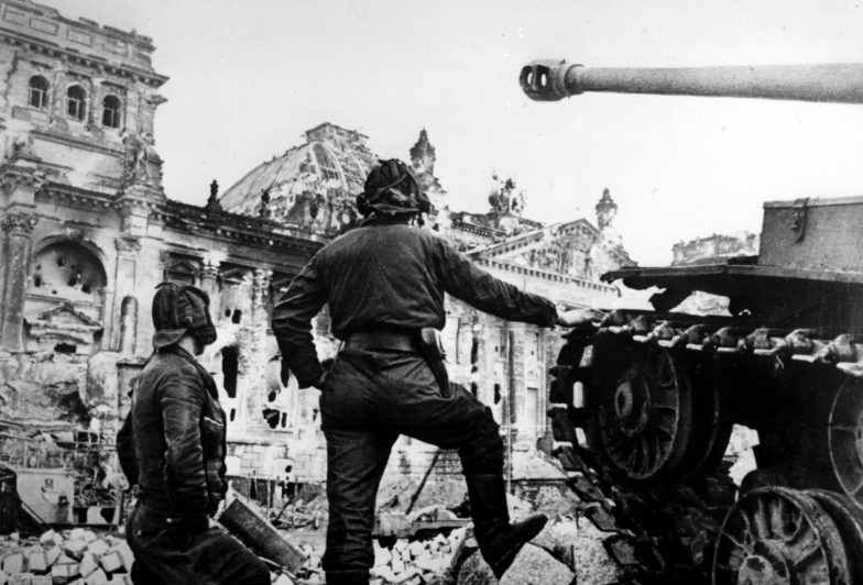 Экипаж танка ИС-2 у здания поверженного Рейхстага. 1 мая 1945 г. 