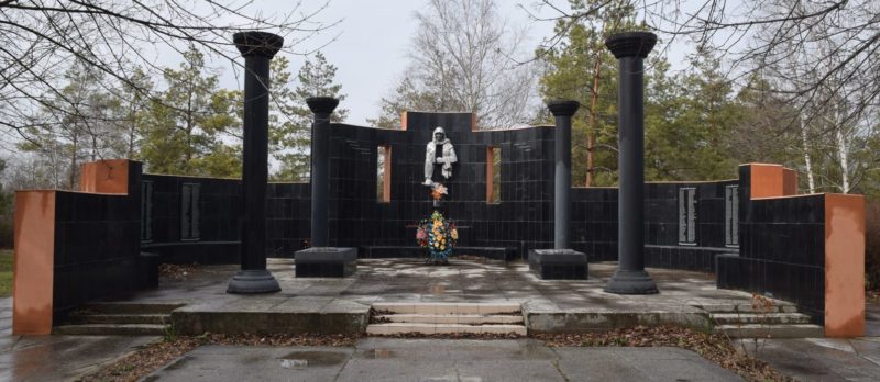 ст-ца. Октябрьская Крыловского р-на. Мемориал в переулке Братский, установленный на братской могиле, в которой похоронено 3 советских воина.