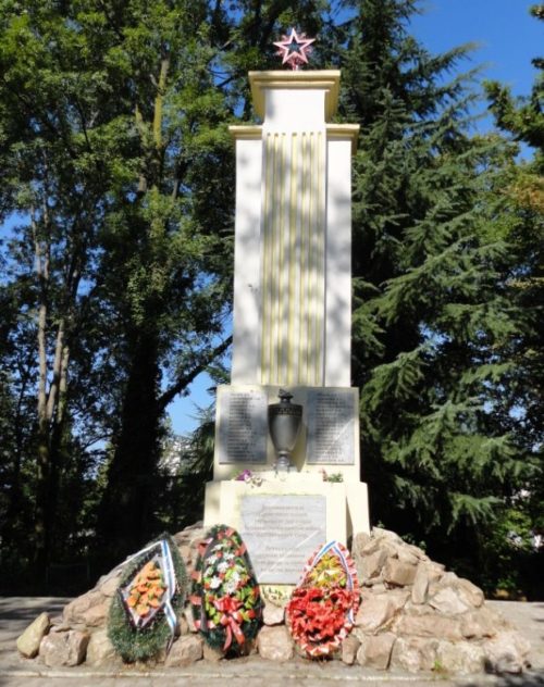 г. Сочи Центральный р-н. Памятник по улице Клубничной, установленный на братской могиле советских воинов, умерших от ран в годы войны.