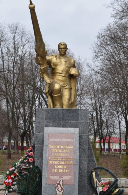 ст-ца. Октябрьская Крыловского р-на. Памятник по улице Першина 23, установленный на братской могиле, в которой похоронено 8 советских воинов.