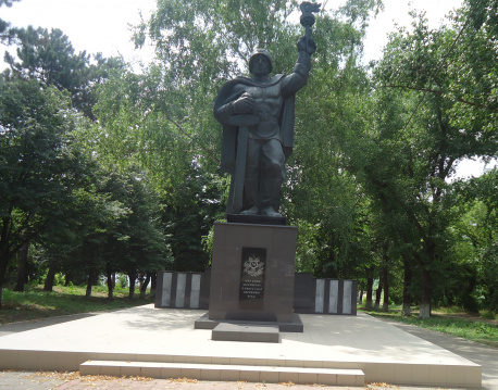 ст. Отрадная. Памятник землякам, погибшим в годы войны, установленный по улице Ленина. 
