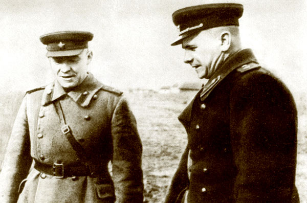 Командующий 2-й танковой армией генерал-полковник С.И.Богданов (справа) и командир 11-й гвардейской танковой бригады полковник Н.М. Кошаев. 1944 г. 