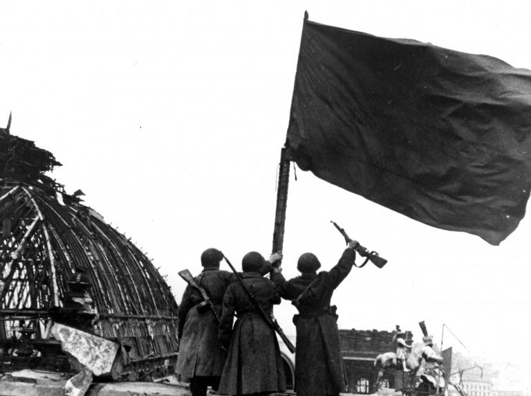 Знамена, водруженные над Рейхстагом. 2 мая 1945 г. 