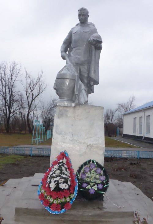 х. Тверской Крыловского р-на. Памятник у школы №51, установленный на братской могиле, в которой похоронено 8 советских воинов.