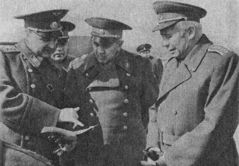 На войсковых учениях. М. П. Одинцов (слева), Маршал Советского Союза К. С. Москаленко, министр Национальной обороны ЧССР генерал армии Мартин Дзур. 1975 г.