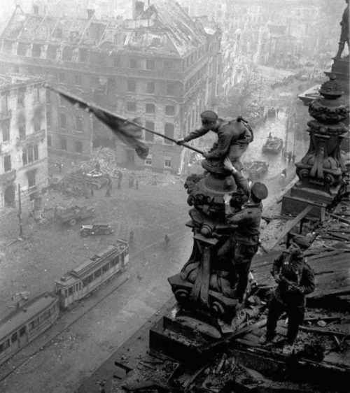 Знамена, водруженные над Рейхстагом. 2 мая 1945 г.
