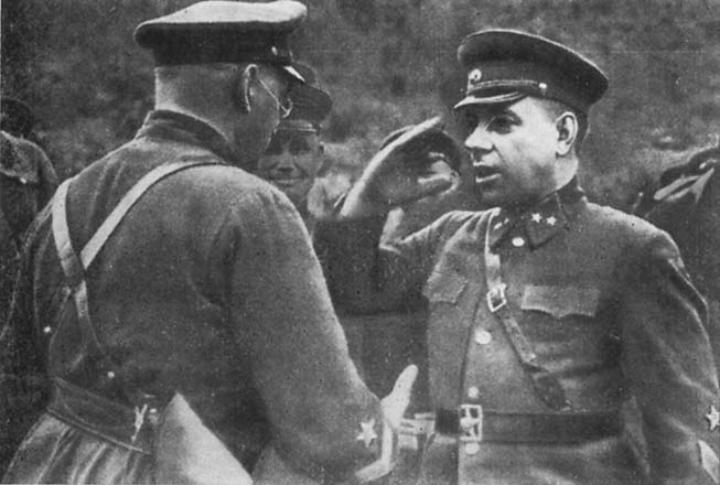 И. Е. Петров вручает Н. И. Крылову орден Красного Знамени. Июнь 1942 г.