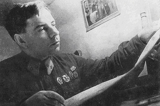 Генерал-майор Крылов с картой. Ноябрь 1942 г. 