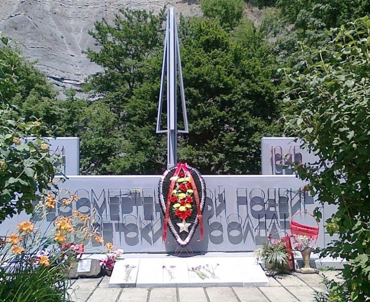 п. Поднависла г. Горячий Ключ. Памятник, установленный на братской могиле советских воинов.