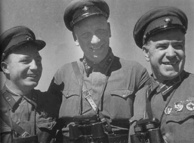 Во время боёв на Халхин-Голе. Слева направо: Д. Н. Никишев, Н. Н. Воронов, Г. К. Жуков. 1939 г. 