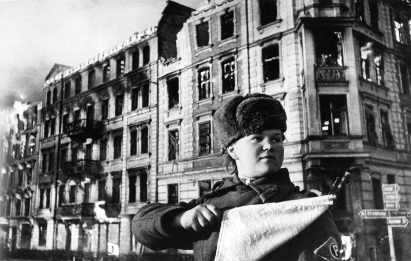 Советские регулировщицы на улицах Берлина. Май 1945 г. 