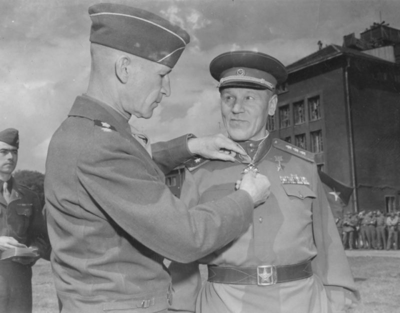 Генерал-полковник Горбатов получает американский орден. 1945 г.