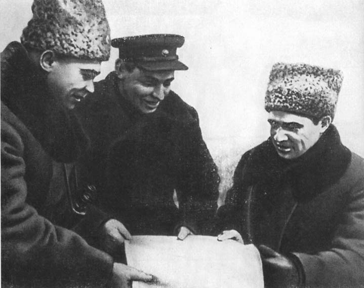 В. И. Чуйков, Н. И. Крылов, К. А. Гуров на КП. Сталинград. Февраль 1943 г.