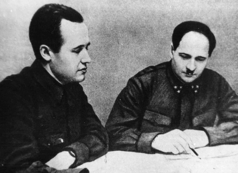 Представитель ГКО В. Г. Жаворонков и командующий 50-й армией генерал-лейтенант И. В. Болдин в дни обороны Тулы. 1941 г.