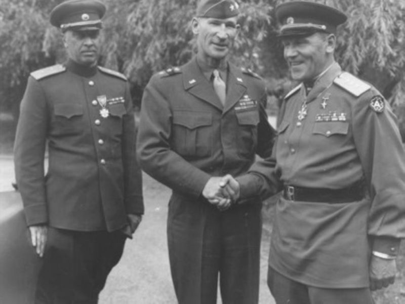 Генерал-полковник Горбатов получает американский орден. 1945 г.