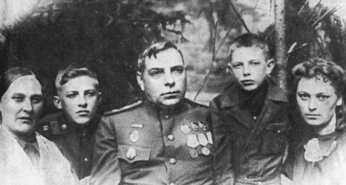Семья Н. И. Крылова. Май 1943 г. 