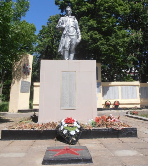ст-ца. Саратовская г. Горячий Ключ. Памятник по улице Ленина, установленный на братской могиле советских воинов. 