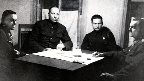 Допрос Фридриха Паулюса Николаем Вороновым (по центру) и Константином Рокоссовским (слева). Февраль 1943 г. 