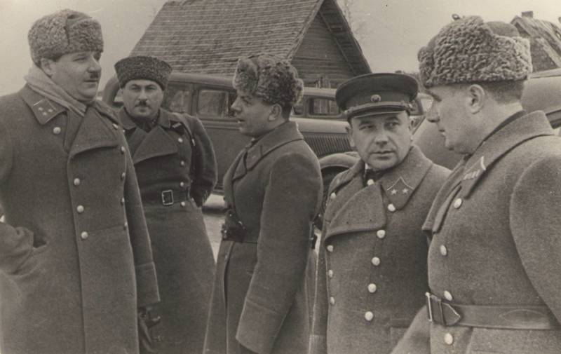 Болдин среди офицеров. 1942 г. 
