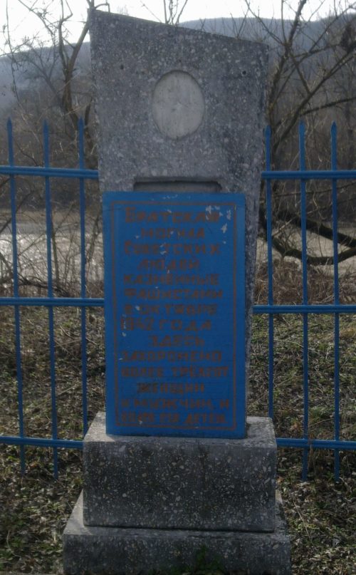 ст-ца. Удобная Отрадненского р-на. Памятник по улице Московской 98, установленный на братской могиле мирных жителей, расстрелянных фашистскими оккупантами.