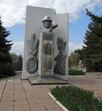 с. Уч-Дере, округа г. Сочи. Памятник по улице Семашко 17а, установленный на братской могиле, в которой похоронен 71 советский воин.