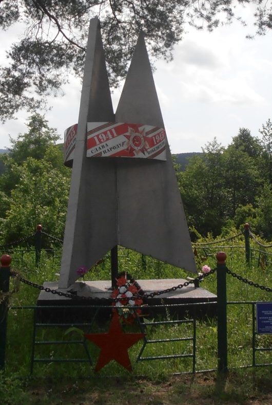 с. Хребтовое г. Горячий Ключ. Памятник, установленный на братской могиле советских воинов, погибших в годы войны. 