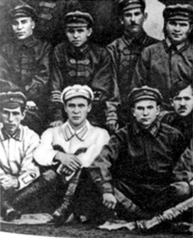 Военно-политические курсы Кавказской Краснознаменной армии. В первом ряду второй слева А.А. Новиков. 1925 г.