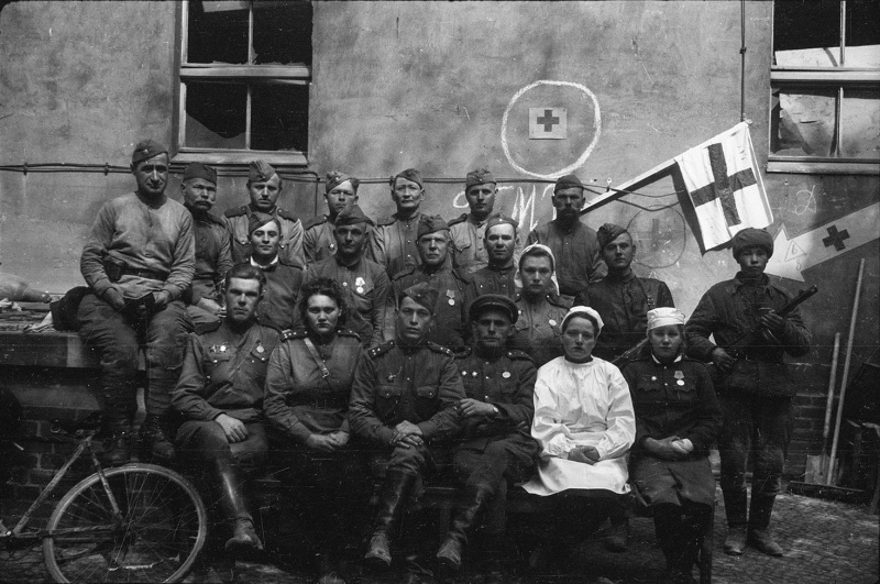 Медики советского госпиталя. Май 1945 г. 