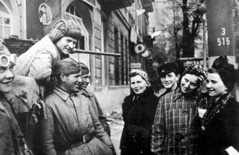 Советские военные беседуют с жительницами Берлина в первые дни мира. Май 1945 г. 