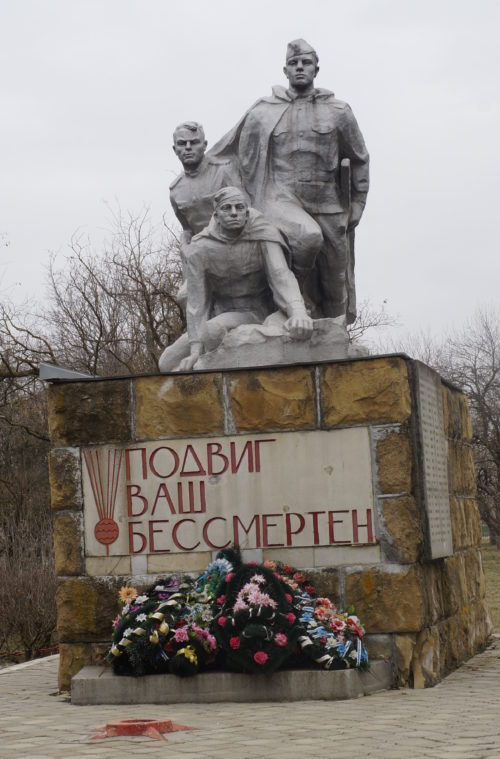 ст-ца Канеловская Староминского р-на. Памятник по улице Пионерской, установленный на братской могиле советских воинов, погибших в боях с фашистскими захватчиками.