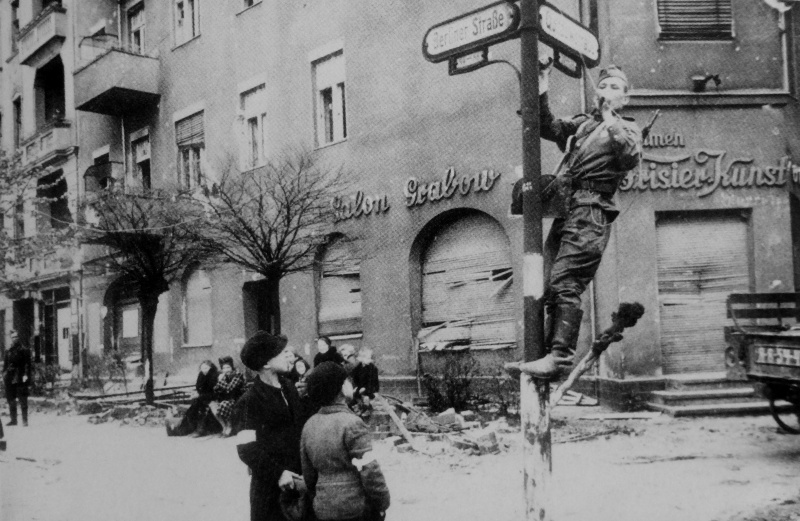 Связист Красной Армии на перекрестке улиц Берлинер Штрассе и Квицовштрассе. Май 1945 г. 
